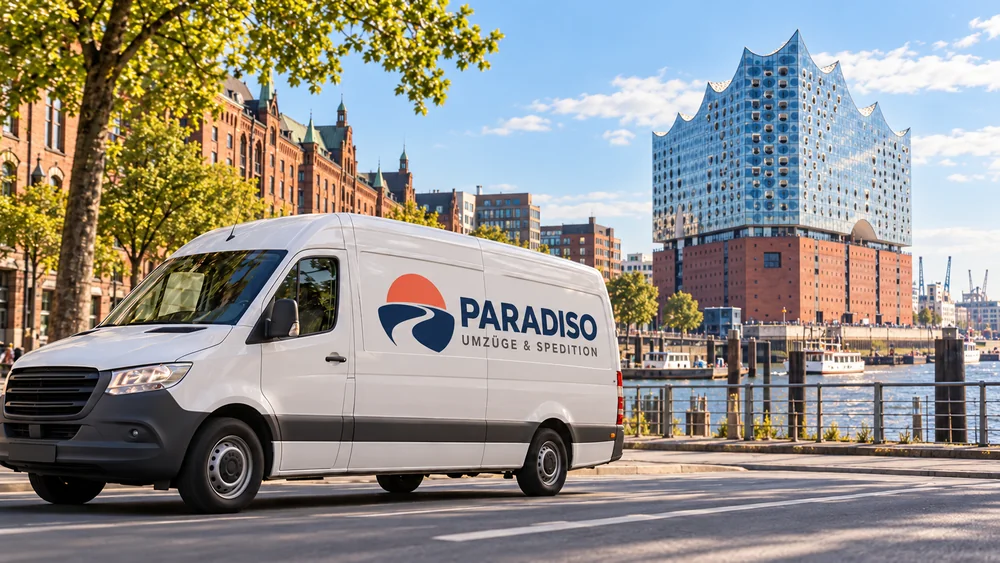 Weißer Paradiso-Transporter am Hamburger Hafen mit der Elbphilharmonie im Hintergrund.